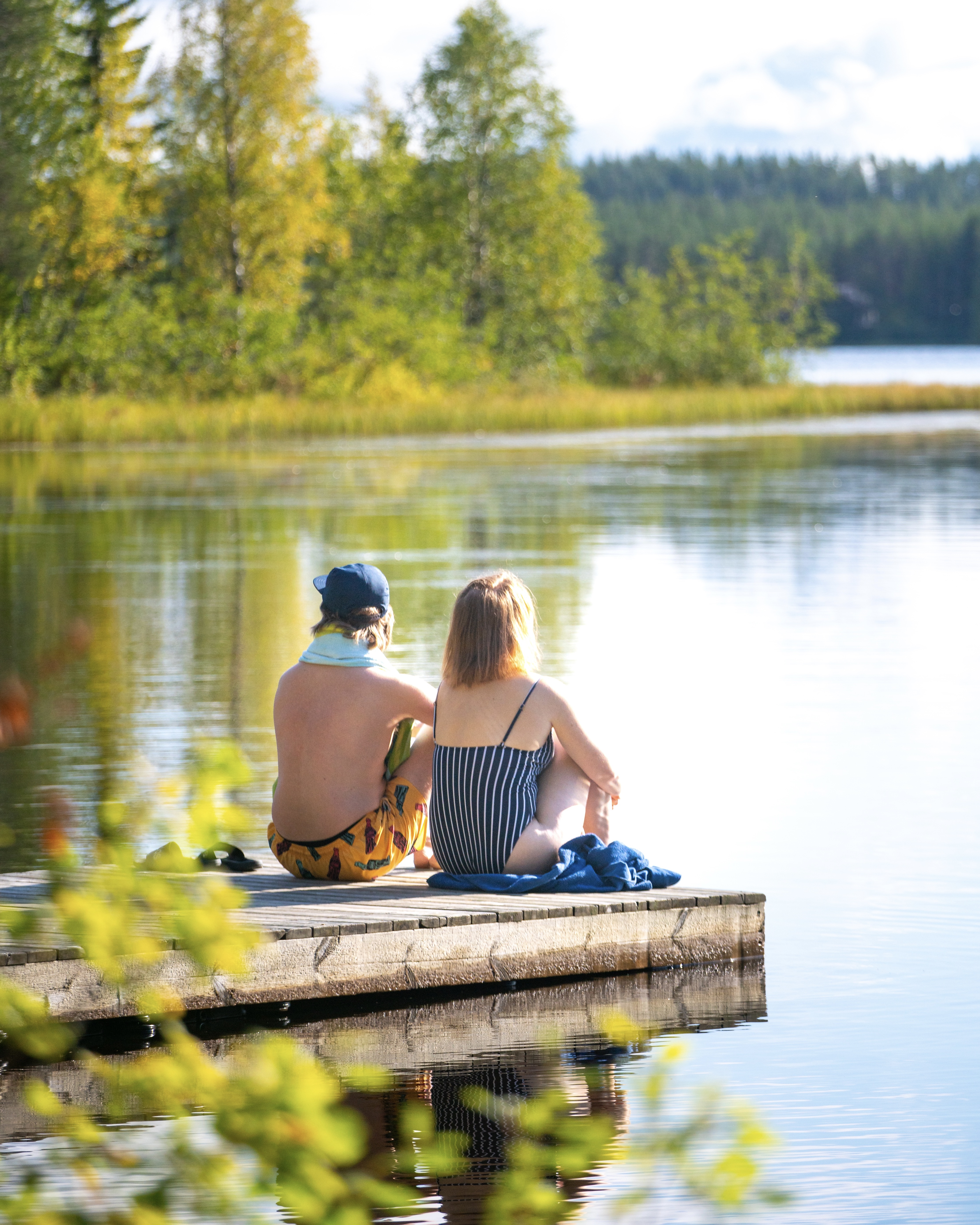 Laiturilla maiseman ihailua järven rannassa