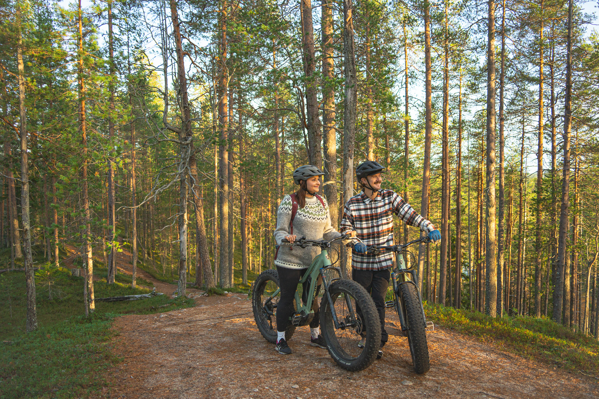 maastopyöräilyä fatbikella pariskunta 