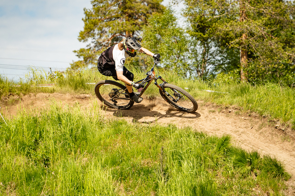 Bike Park reittien ominaisuuksiin kuuluu korotetut ja kallistetut mutkat.jpg