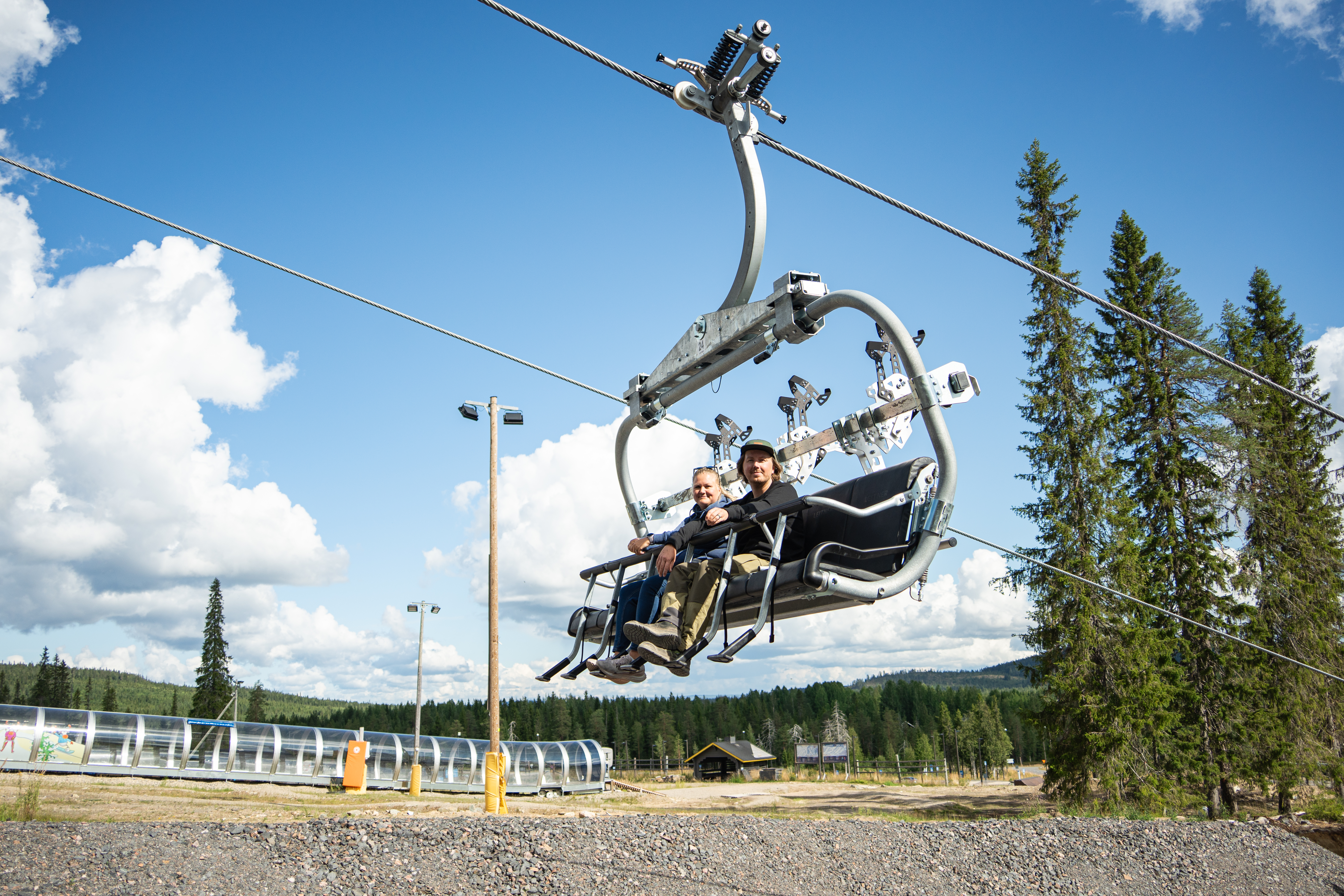 Iso-Syötteen yrittäjäsisarukset Heidi & Mikko ensimmäisillä ajeluilla uudella Iso_Syöte Express tuolihissillä.