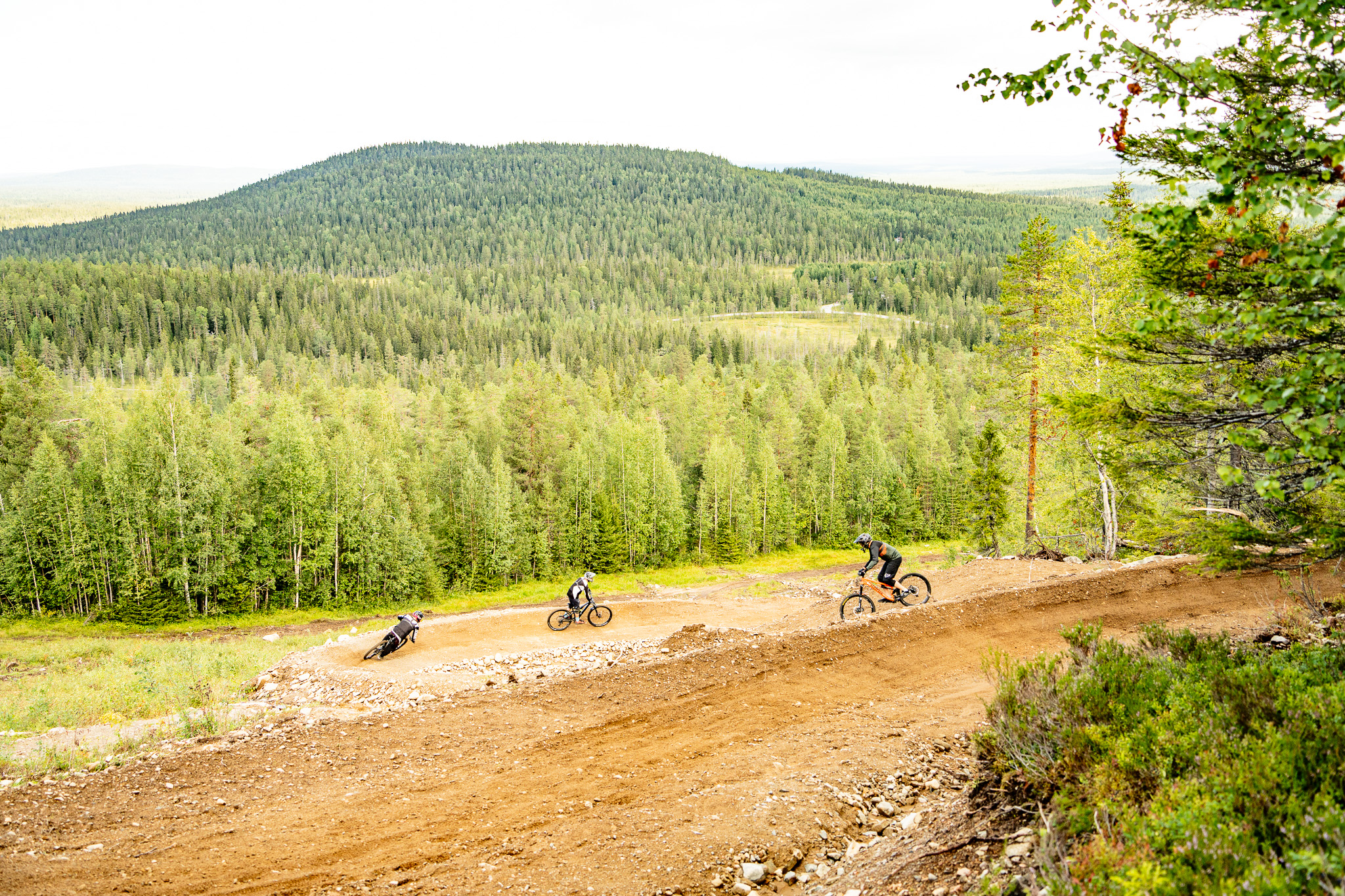 Bike Park reitillä kolme pyöräilijää