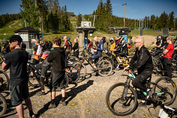 Enduro Series Finlandin Iso-Syötteen osakilpailun alkua odotettiin hissin ala-asemalla.jpg