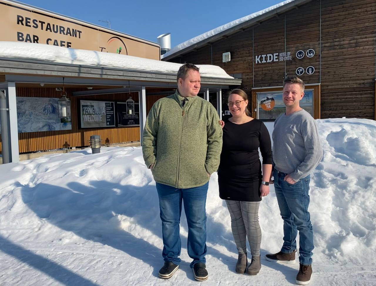 Antti Lindholm, Katja Pasanen ja Janne Gehör nauttivat maaliskuun  auringosta tulevan ravintolansa edustalla.