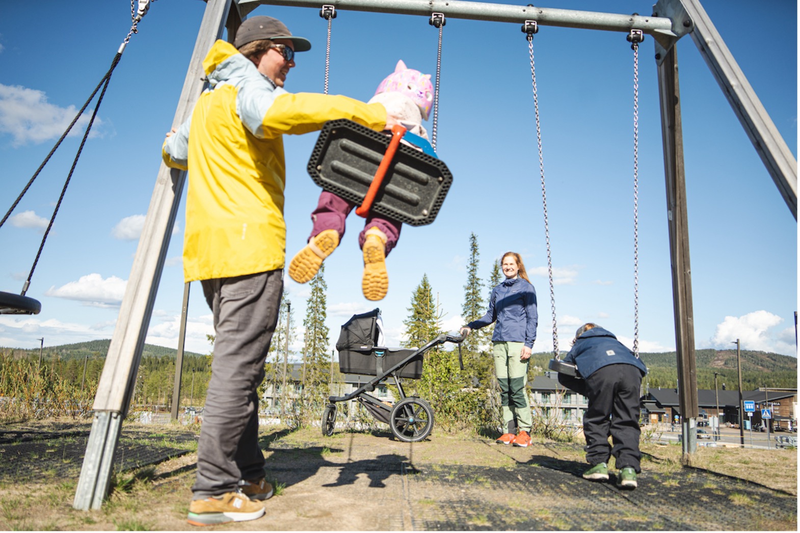 Arki Iso-Syötteellä kietoutuu usein työn ja perheen yhteyteen. Hiihtokeskuksen leikkipaikalta tavoitetut Veinalotta ja Mikko Terentjeff viettävät vapaa-aikaa lastensa Inan (3), Leon (5) ja Maxin (3 kk) kanssa – taustalla kohoaa Kide hotelli.
