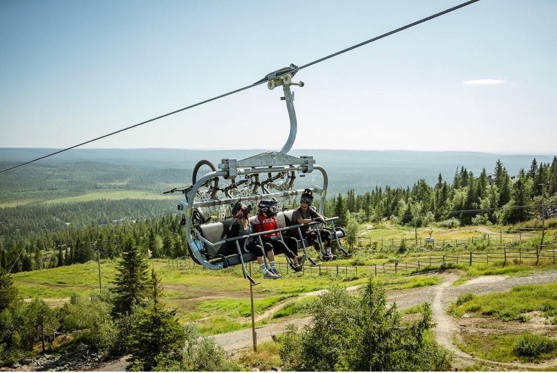 Tuolihissi on kesällä käytössä maisemahissinä ja Iso-Syöte Bike Parkin asiakkaiden käytössä. 