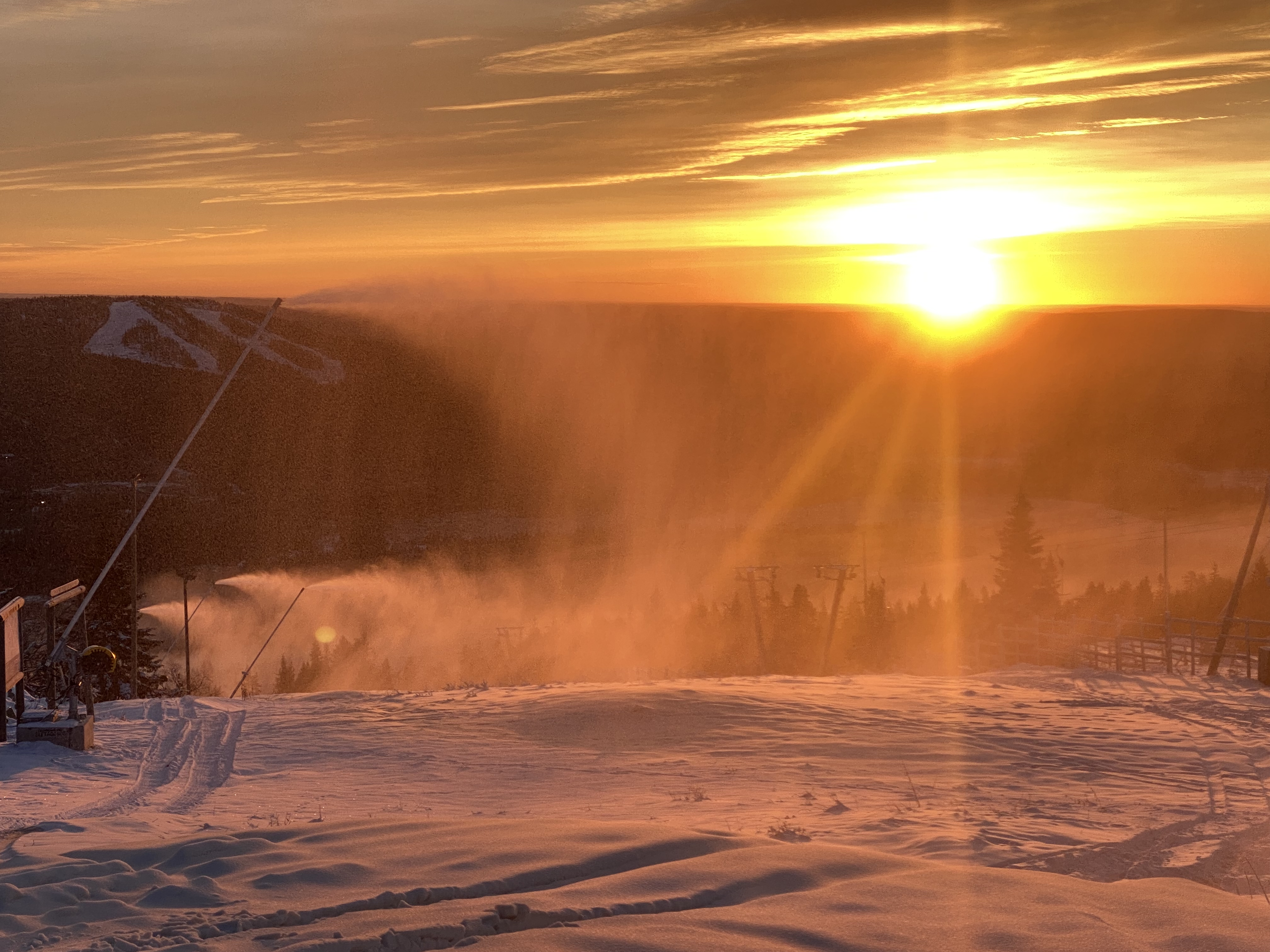 Lumetus käynnistettiin viime perjantaina 22 lumitykin voimin. Maisemat näyttivät jo hyvin talvisilta lauantaina 21.10. auringon noustessa.