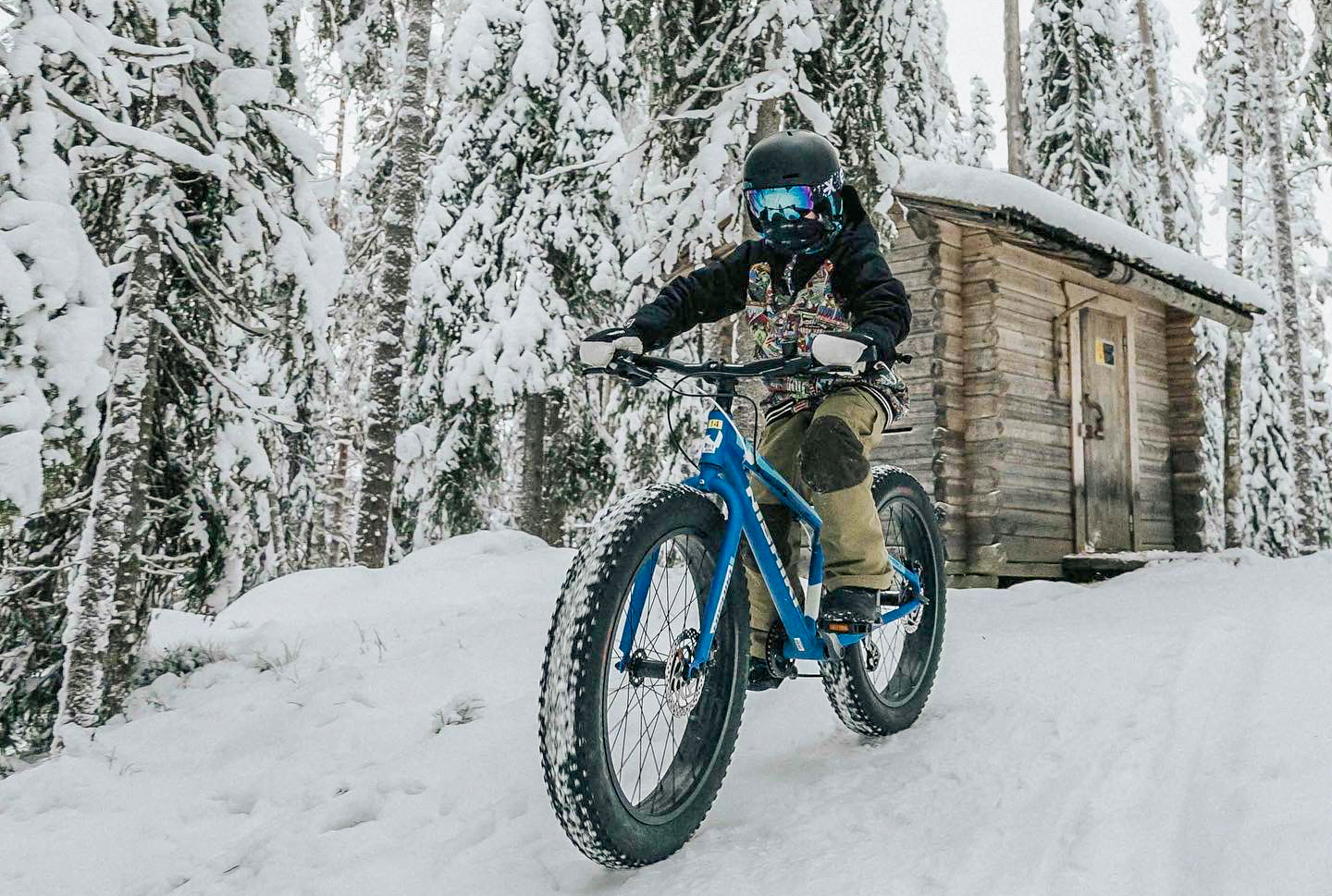 Eliel Poutala kokeilemassa talvipyöräilyä.