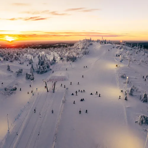 Laskettelijoita Iso-Syötteen huipulla