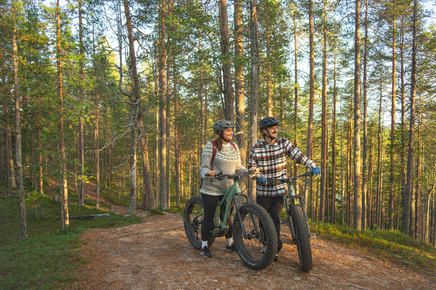 maastopyöräilyä fatbikella pariskunta