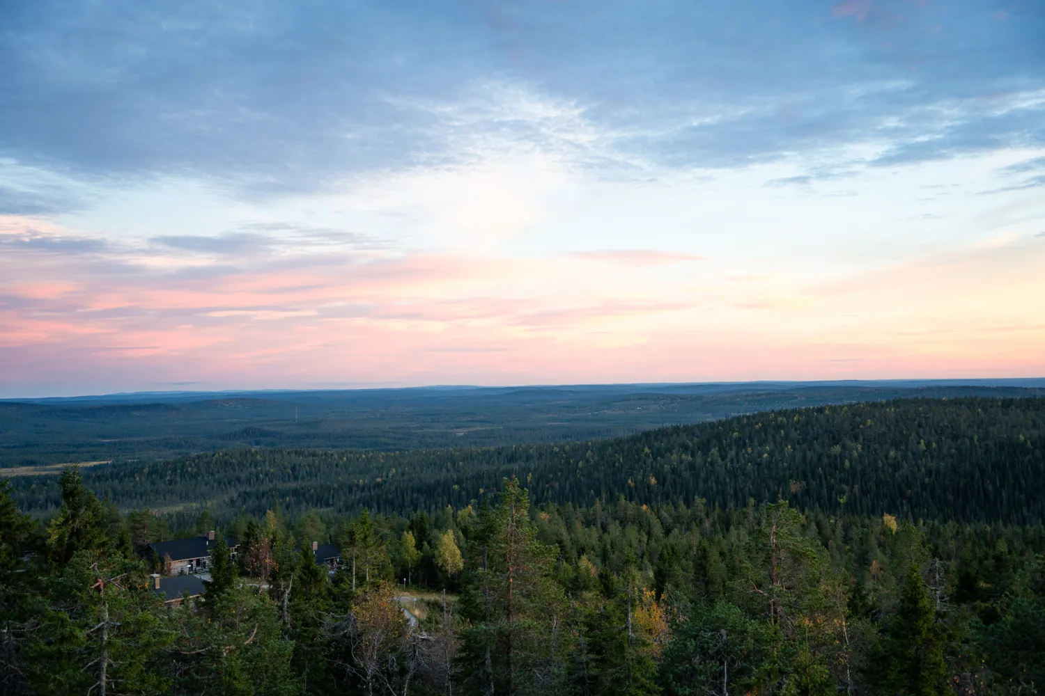 Maisema syksyllä Iso-Syötteen huipulla auringonlaskun aikaan