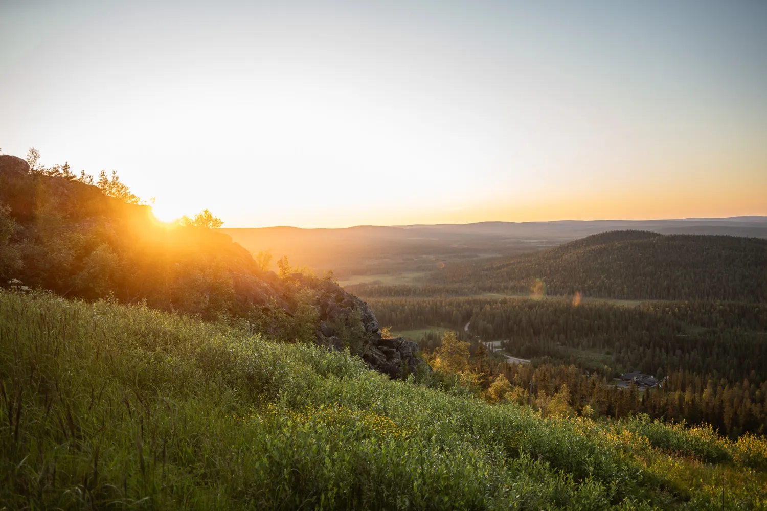 maisema auringonlasku kesällä