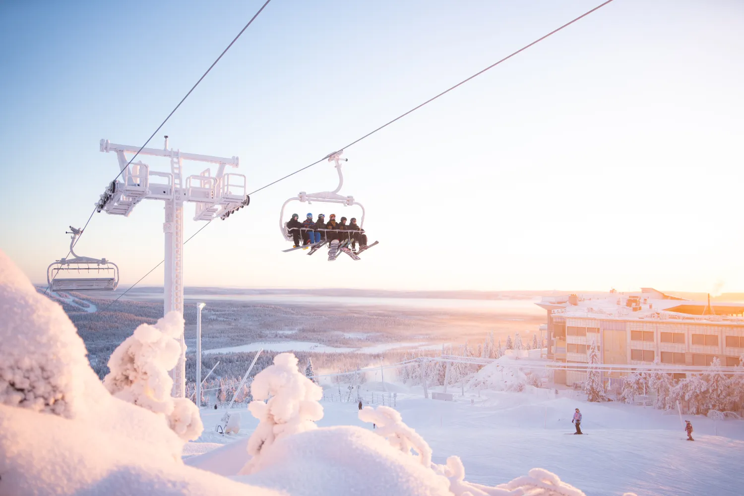 Kaunis laskupäivä, kuva tuolihissistä jossa laskijoita kyydissä