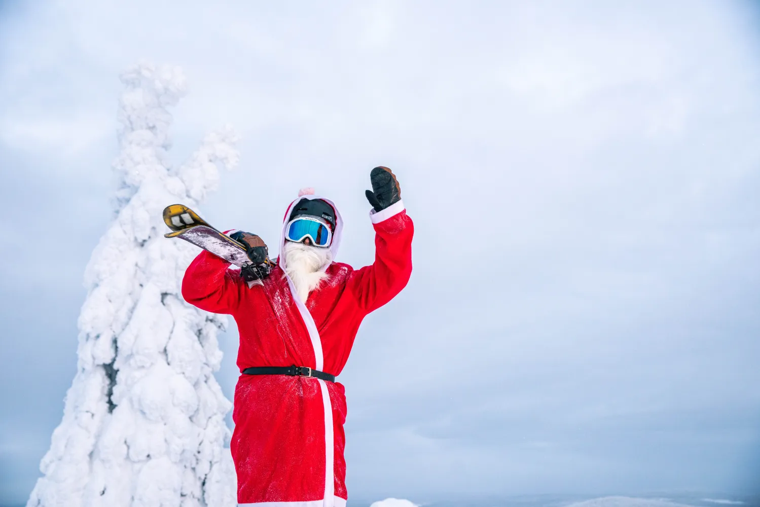 Joulupukki tykkylumimaisemissa Iso-Syötteellä