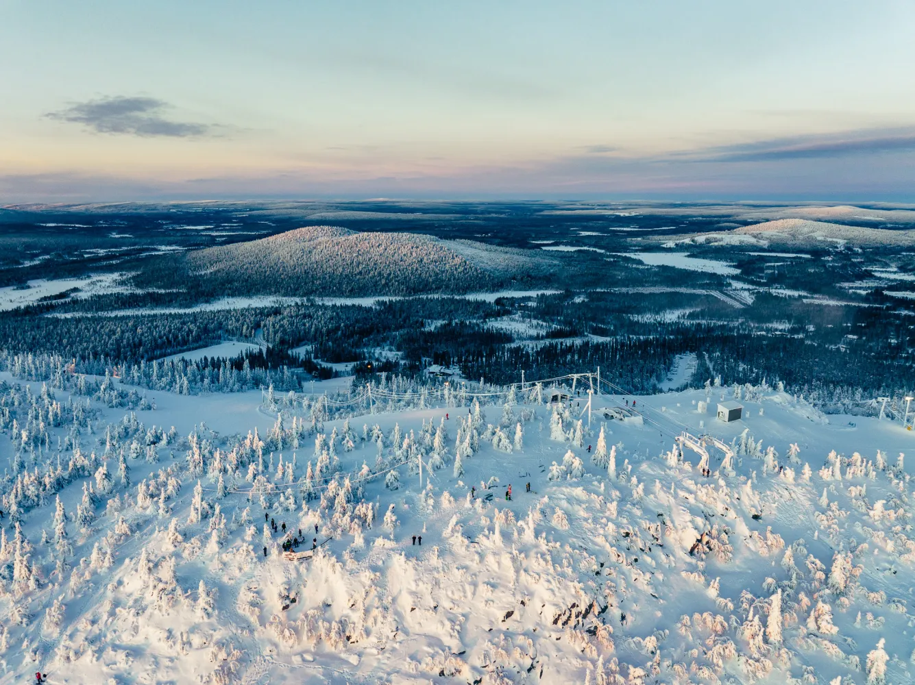 Ihmisiä tunturin huipulla