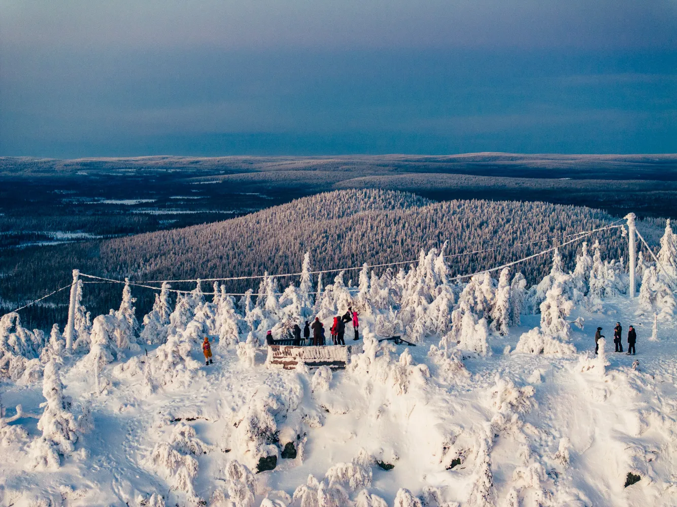 Ihmisiä Iso-Syötteen huipun näköalapaikalla
