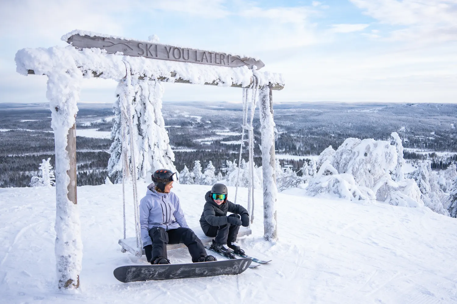 keinulla 2 laskijaa, lapsi ja vanhempi