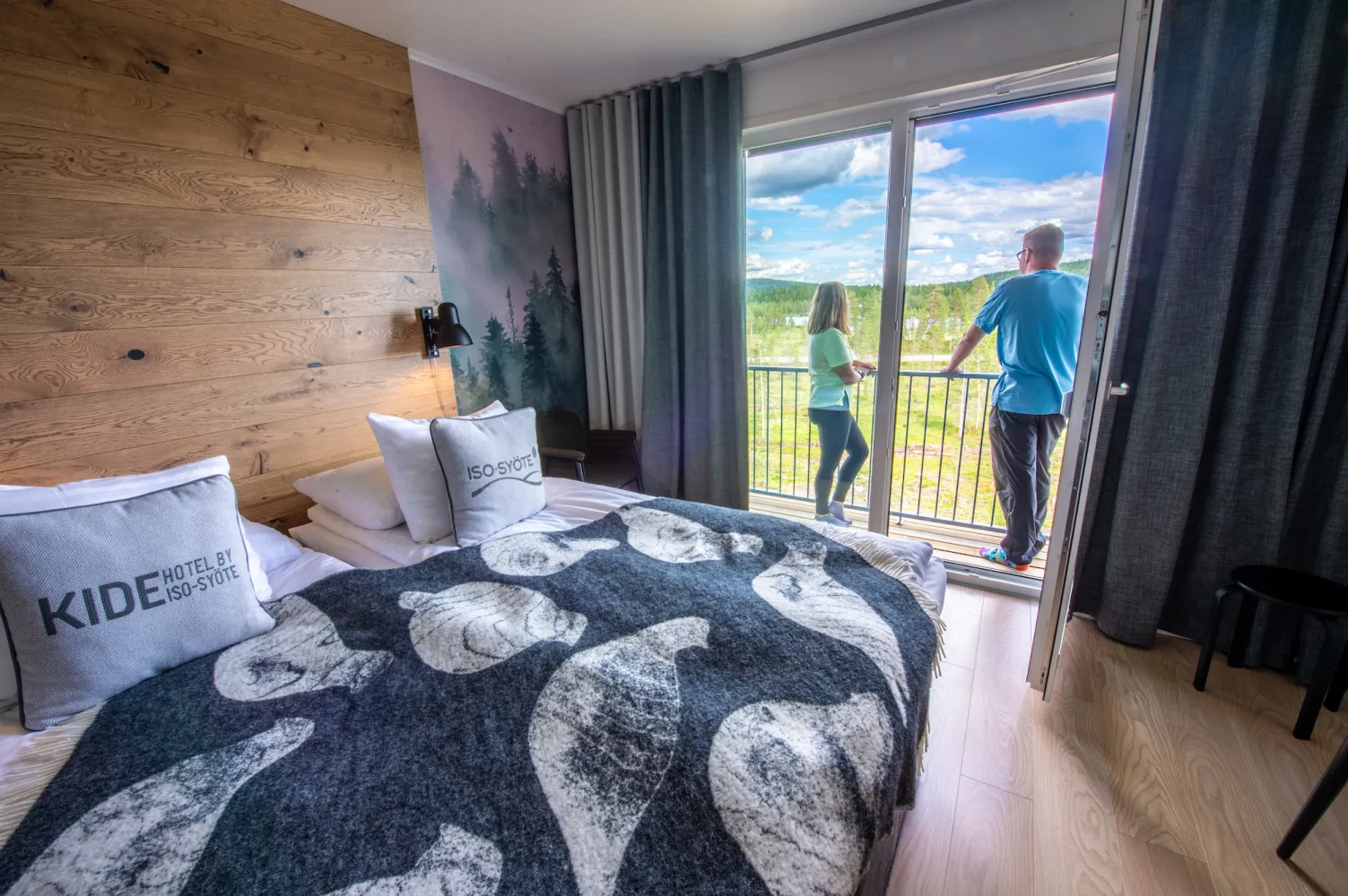 Kaikissa Kide hotellihuoneissa on oma parveke.