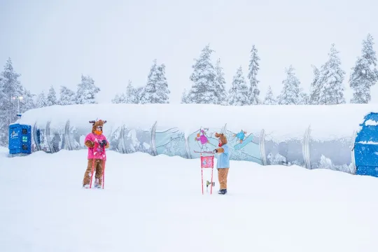 Musti ja Lysti asettelee tikkuja