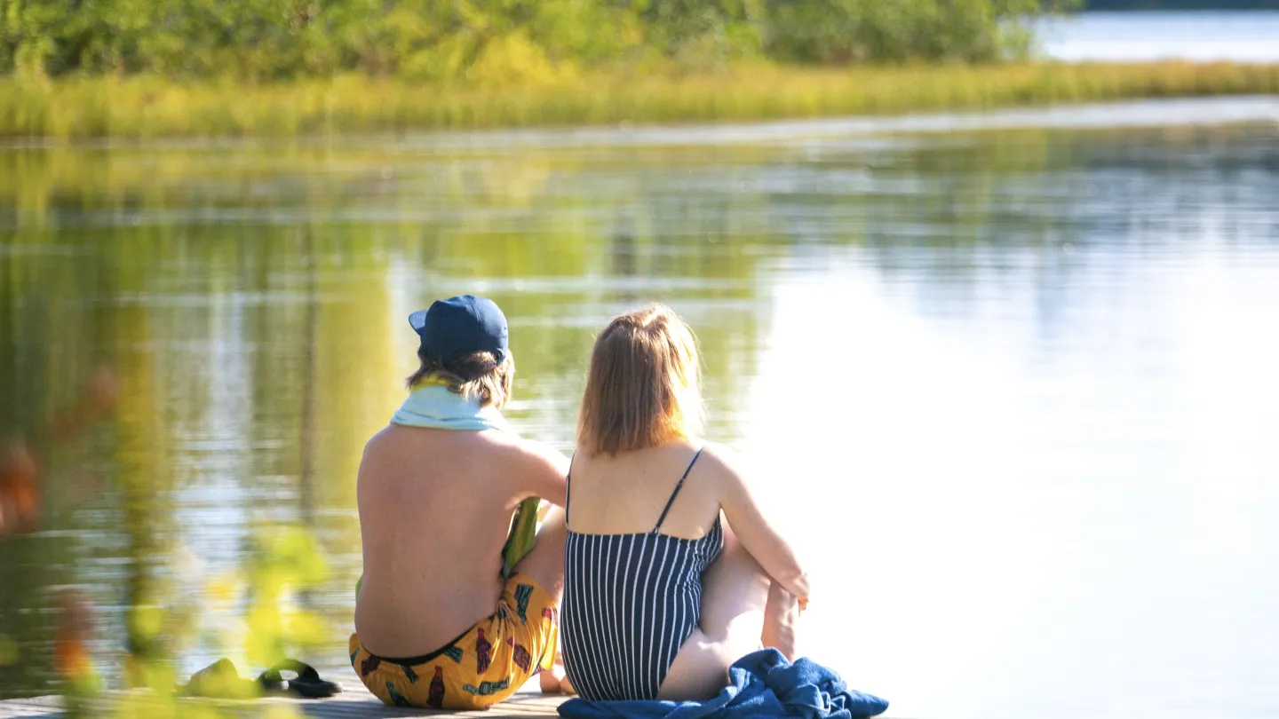 Laiturilla maiseman ihailua järven rannassa
