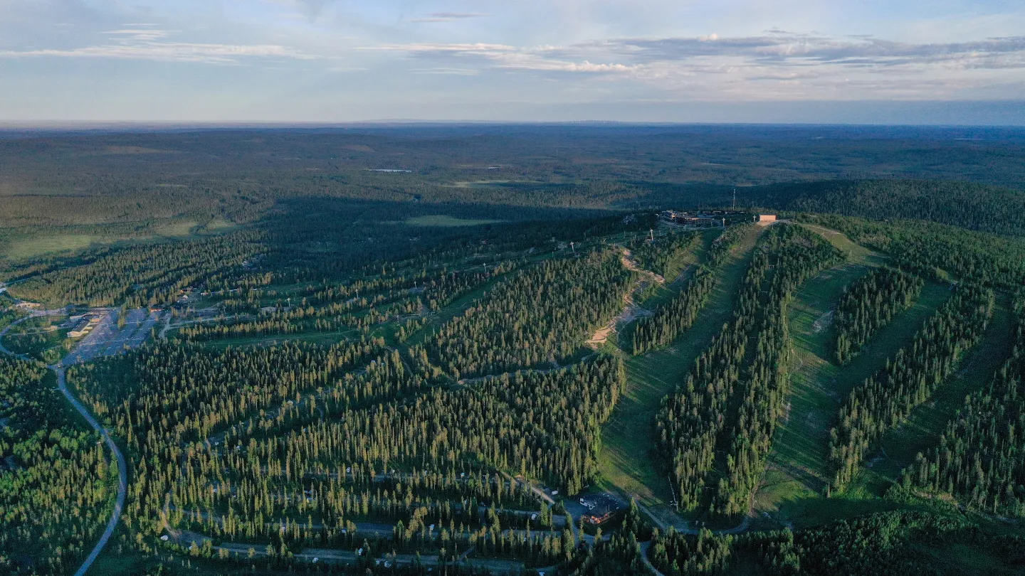 Iso-Syöte kesäillan valossa, dronekuva
