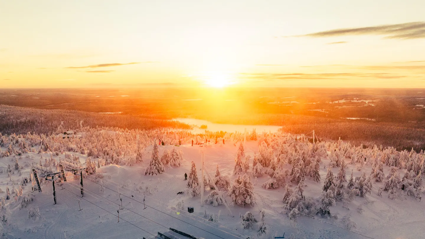 Drone tunturin huipulta, aurinko paistaa