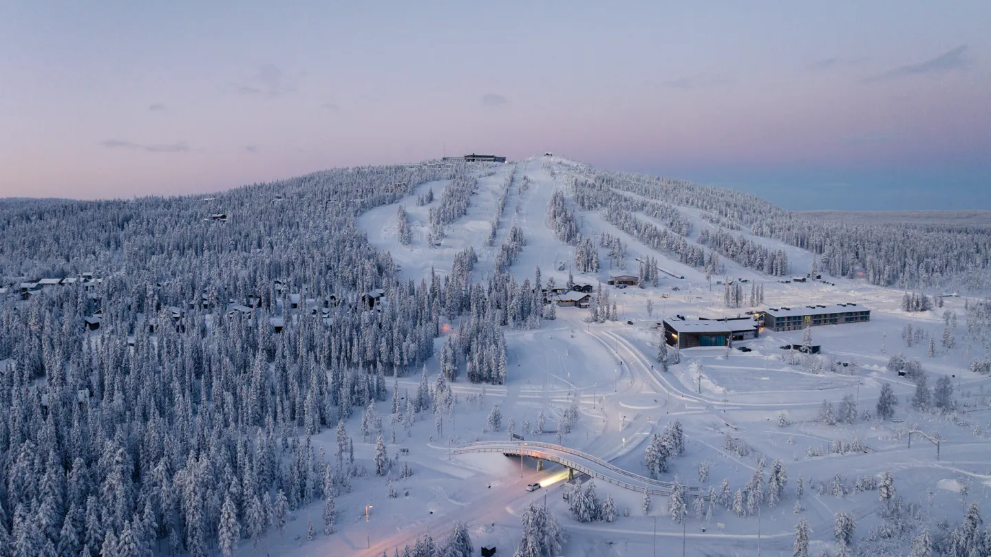 Dronekuva Iso-Syötteestä kaamosvalossa