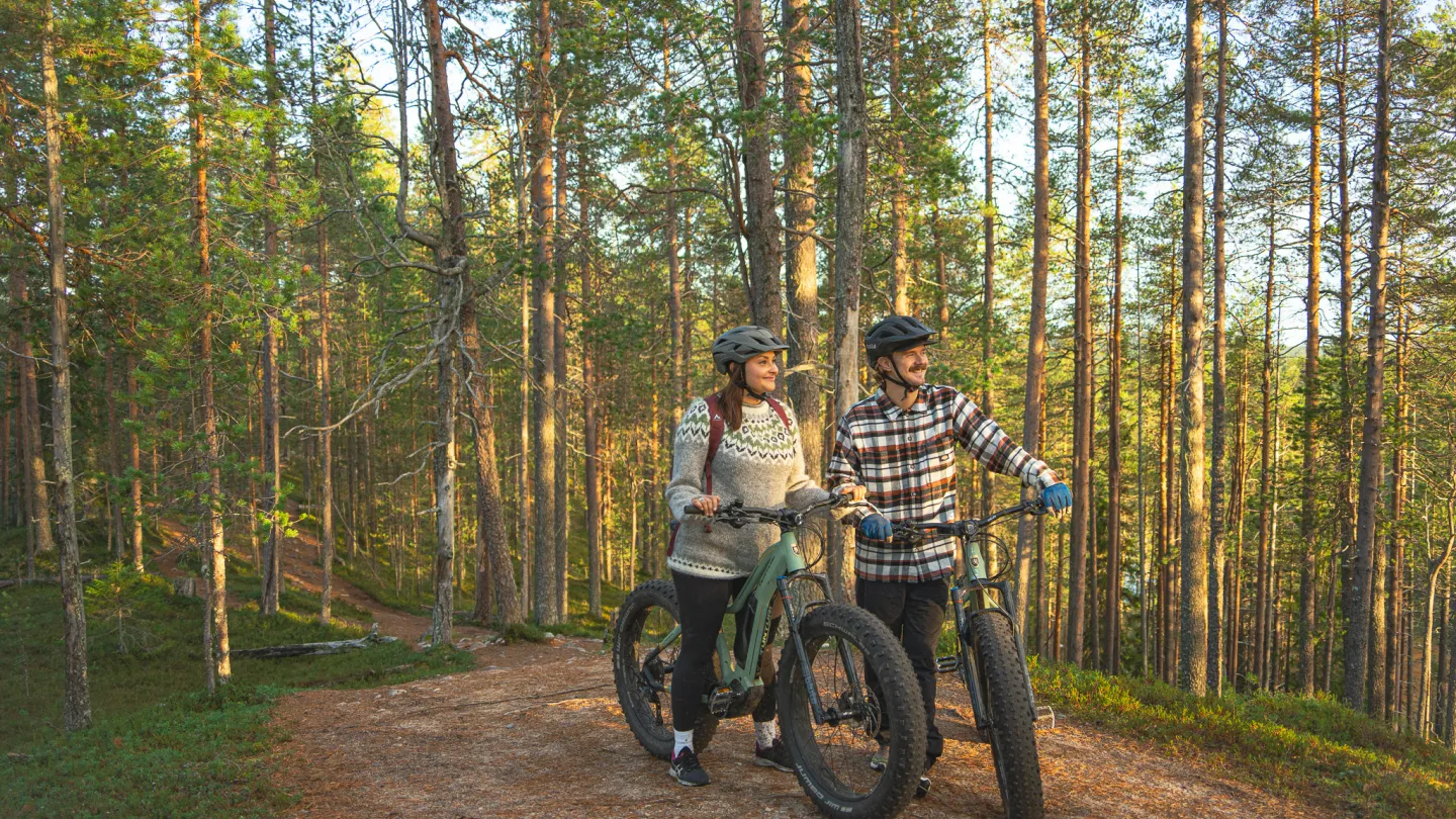 maastopyöräilyä fatbikella pariskunta 