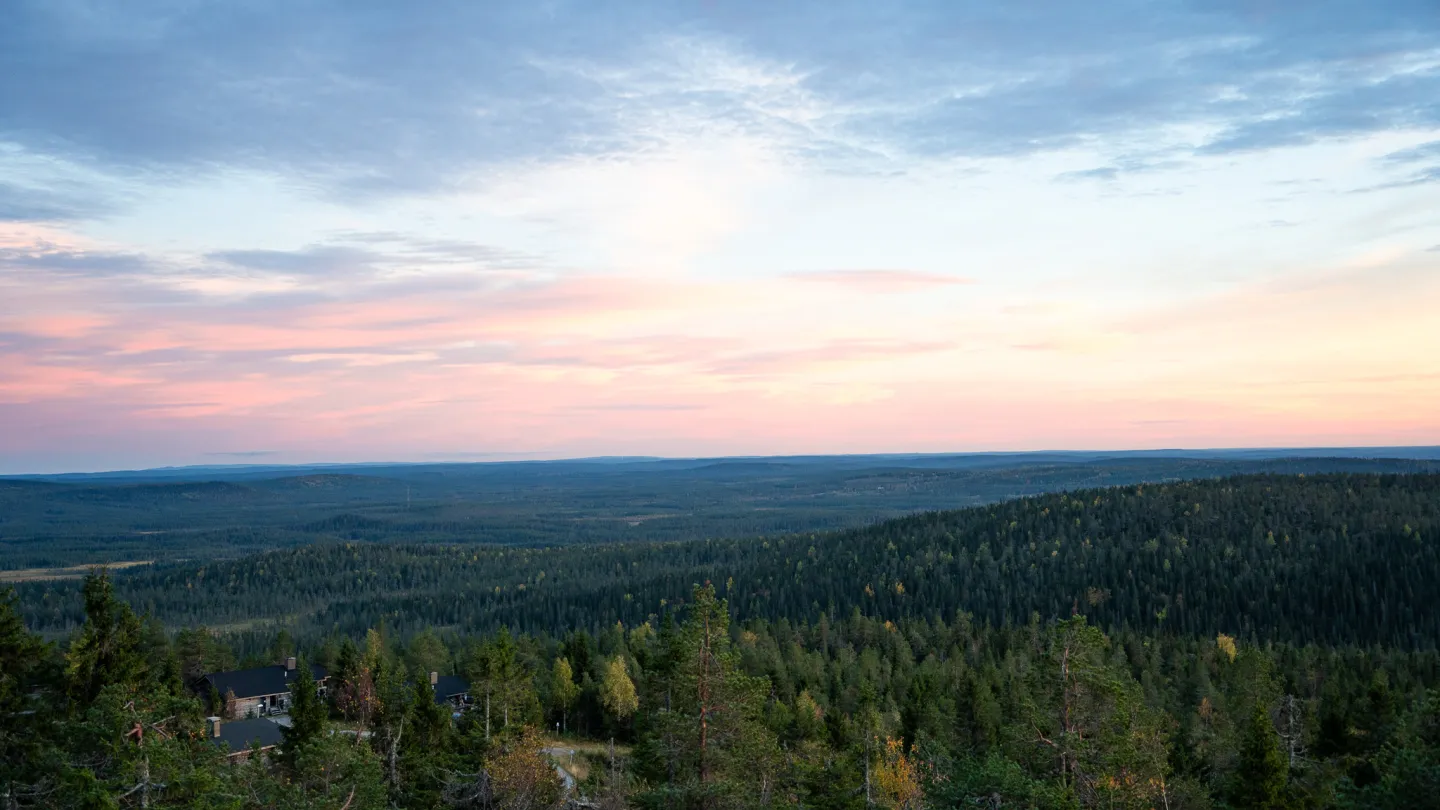 Maisema syksyllä Iso-Syötteen huipulla auringonlaskun aikaan