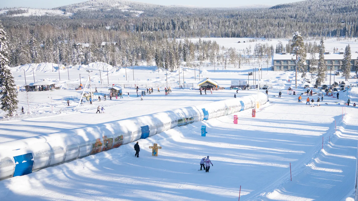 Iso-Syötteen helppo rinne ja pulkkamäki lumimaassa