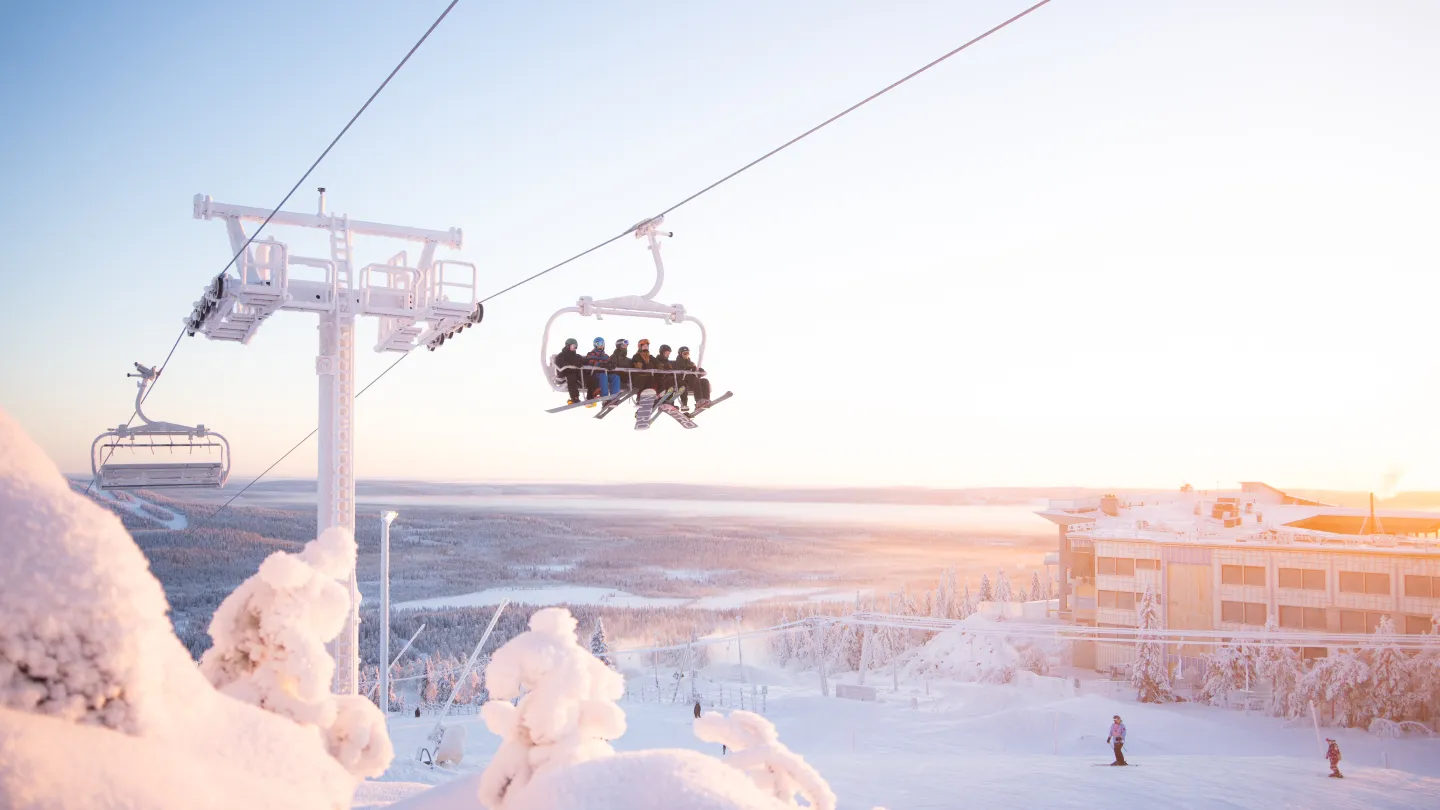 Kaunis laskupäivä, kuva tuolihissistä jossa laskijoita kyydissä