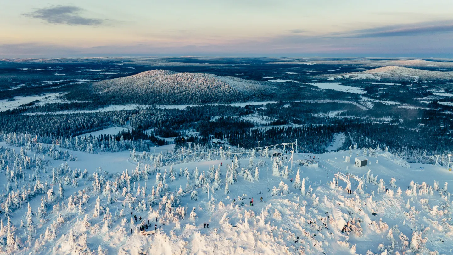 Ihmisiä tunturin huipulla