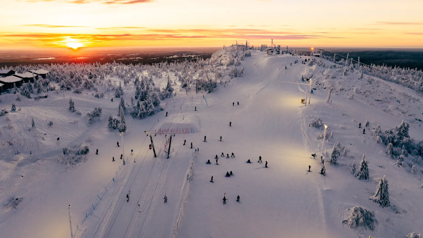 Laskettelijoita Iso-Syötteen huipulla
