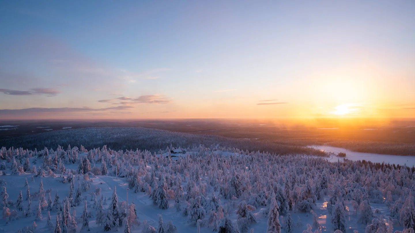 Auringonlasku Iso-Syötteen huipulta talvella
