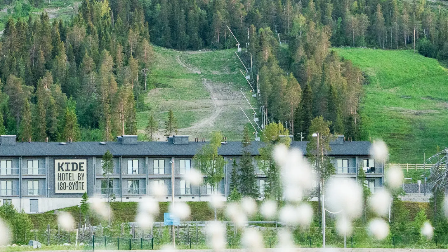 KIDE hotelli kesällä, tupasvilloja etualalla